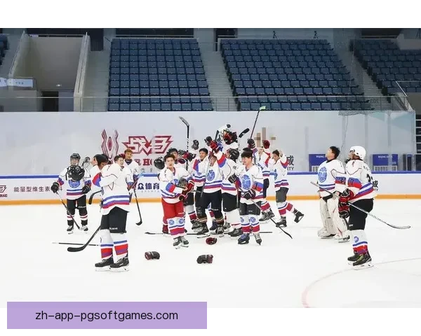 冰球赛场激战连连，谁将捧得胜利奖杯？